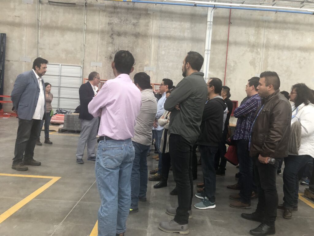 Colaboradores durante la reubicación a un nuevo centro operativo