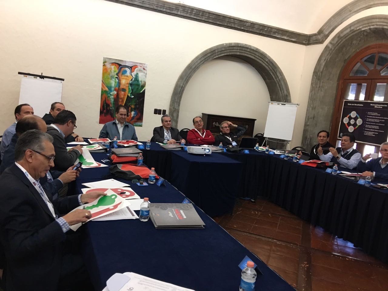 Comité directivo en sesión de trabajo