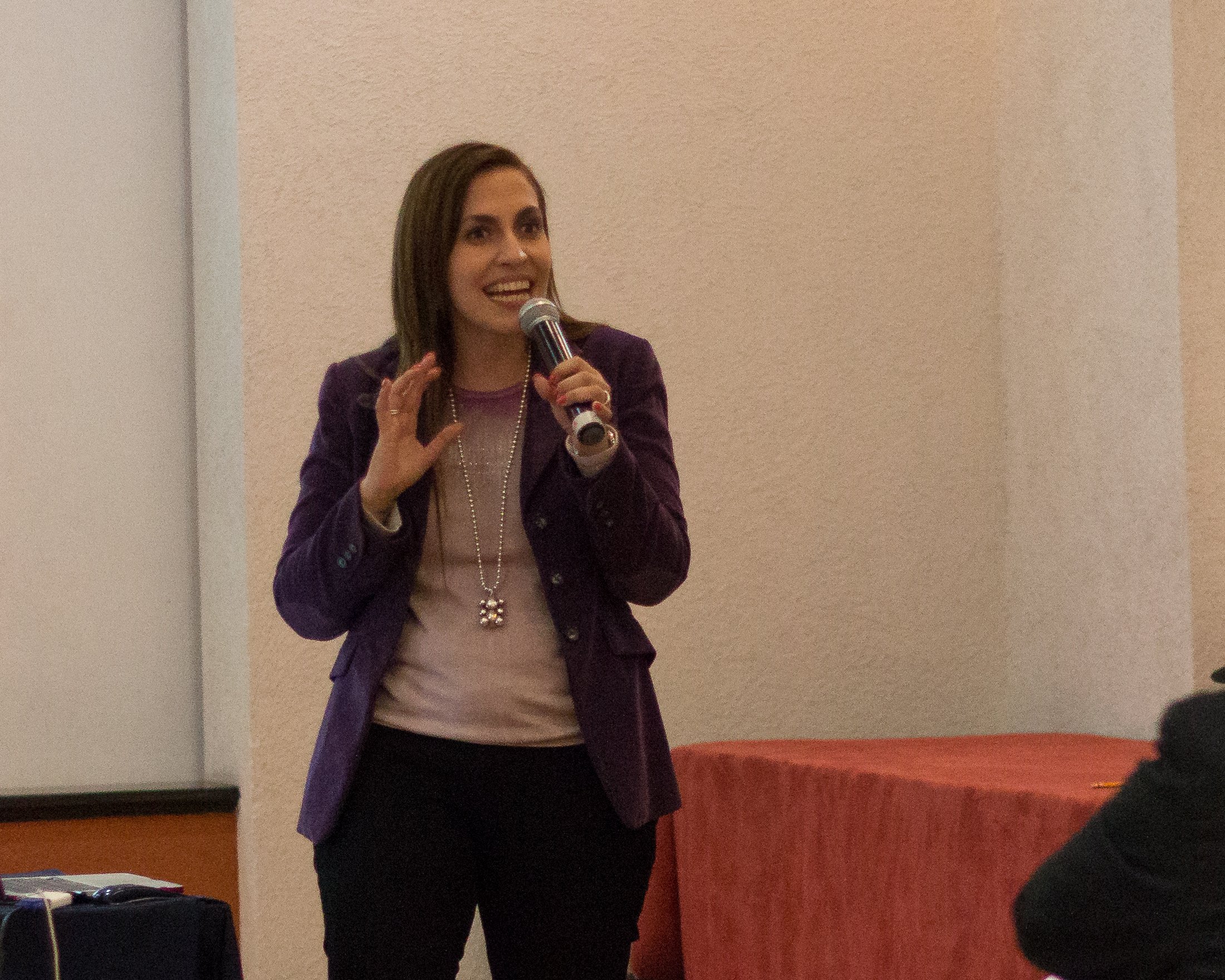 Tatián Meeser G. habla ante un grupo de líderes